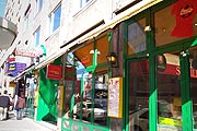 eine Legende bei den Sportfans: das Sport-Café Schiller in der Schillerstraße (Foto. Martin Schmitz)